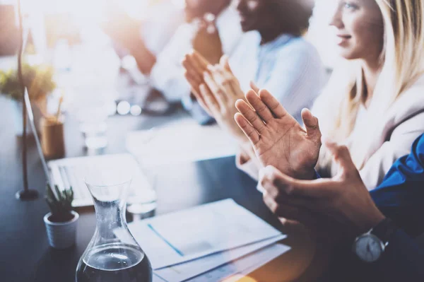 Närbild av vyn av unga affärspartners applåderar till reporter efter att ha lyssnat rapportera vid seminarium. Professionell utbildning, jobbmöte, presentation eller coaching koncept. Horisontell, suddig bakgrund. — Stockfoto