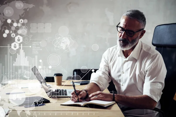 Concepto de pantalla digital con icono virtual global, diagrama, interfaces gráficas.Adulto exitoso hombre de negocios con gafas clásicas y trabajando en la mesa de madera en el estudio loft moderno.Horizontal . —  Fotos de Stock