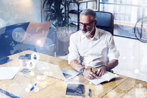数字屏的全球虚拟图标、 图表、 图形接口的概念。成人成功的商人戴着经典的眼镜和现代接办公室在木桌旁工作。水平. — 图库照片