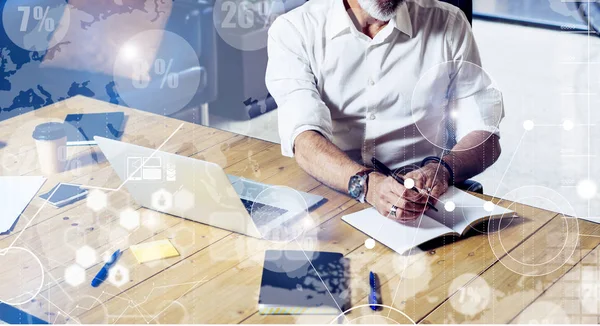 Concepto de pantalla digital con icono virtual, diagrama, interfaces gráficas.Adulto exitoso hombre de negocios con gafas clásicas y trabajando en la mesa de madera en el moderno estudio de coworking. . — Foto de Stock