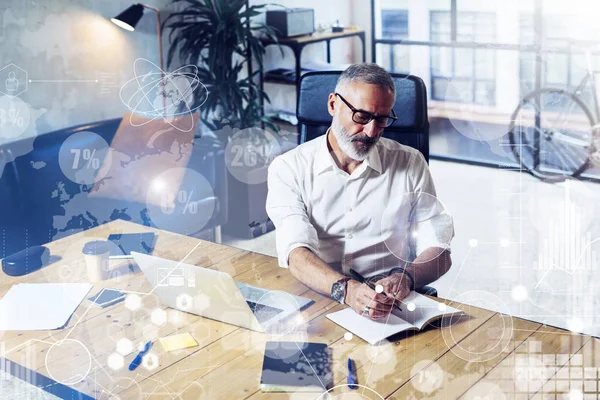 Concept d'écran numérique avec icône virtuelle, diagramme, interfaces graphiques.Homme d'affaires adulte à succès portant des lunettes classiques et travaillant à la table en bois dans un studio de coworking moderne.Horizontal . — Photo