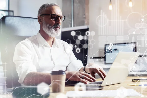 Konzept des digitalen Bildschirms, virtuelle Ikone, Diagramm, Grafik und Schnittstellen. Kontoverwalter mittleren Alters trägt eine klassische Brille und arbeitet am Holztisch mit Börsen. Horizontal. — Stockfoto