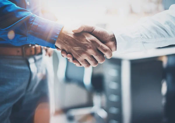 Nahaufnahme Ansicht der Geschäftspartnerschaft Handshake-Konzept.photo zwei Geschäftsmann Handshake-Prozes.Erfolgreicher Deal nach großen Meeting.horizontal, Fackeleffekt, verschwommener Hintergrund. — Stockfoto