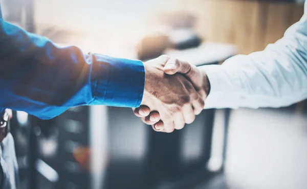 Close-up van partnerschap handdruk bedrijfsconcept. Foto twee zakenman handshaking proces. Succesvolle deal na grote bijeenkomst. Horizontale, onscherpe achtergrond. — Stockfoto