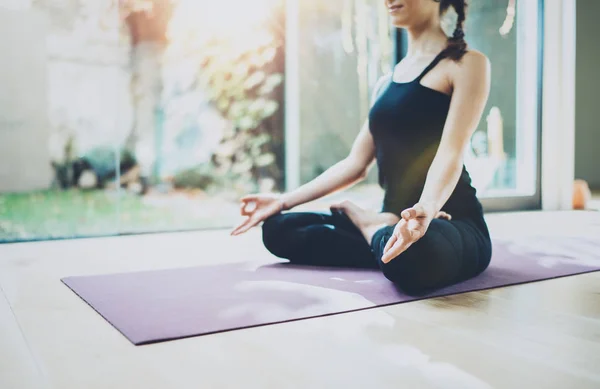 Mujer joven medita mientras practica yoga en una sala de entrenamiento. Concepto de libertad. Tranquilidad y relax, felicidad femenina.Horizontal, jardín borroso en el fondo . —  Fotos de Stock