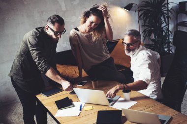 Genç takım başarılı işadamı büyük tartışma modern coworking studio, yapma. Meslektaşları ile yeni başlangıç projesi hakkında konuşan sakallı adam. İş adamları kavramı beyin fırtınası. Yatay.