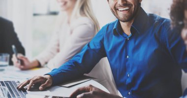 Modern ofis ortakları ile iş toplantı gülümseyen başarılı İspanyol işadamı portresi. Yatay, bulanık arka plan .