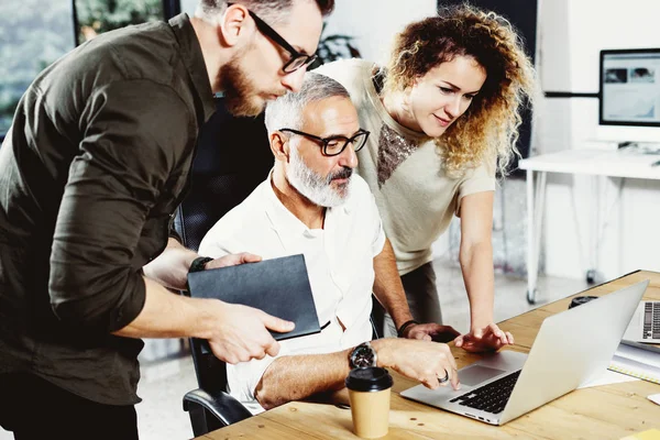 Concept de présentation d'un nouveau projet d'entreprise.Homme d'affaires adulte discutant d'idées avec le directeur de compte et le directeur créatif dans un bureau moderne. . — Photo