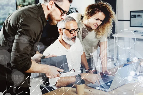 Concept d'écran numérique, icône de connexion virtuelle, diagramme, interface graphique.Homme d'affaires adulte discutant des idées avec le directeur de compte et le directeur créatif dans le bureau moderne.Horizontal . — Photo