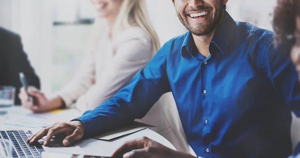 Retrato de empresário hispânico bem sucedido sorrindo na reunião de negócios com parceiros no escritório moderno.Fundo horizontal e turvo  . — Fotografia de Stock