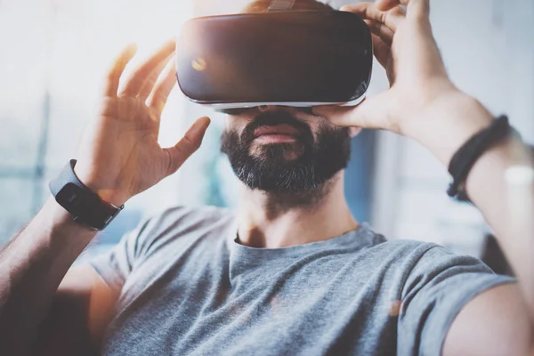 Närbild av skäggig man bär virtuell verklighet glasögon i moderna coworking studio. Smartphone med Vr-headset. Horisontell, suddig. — Stockfoto