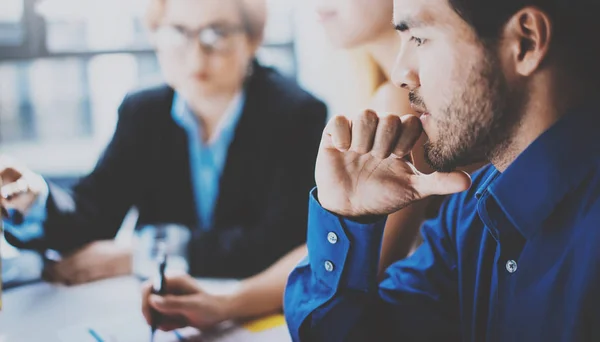 Porträtt av fundersam spansktalande affärsman business möte med partners i moderna kontor. Horisontell, suddig bakgrund . — Stockfoto