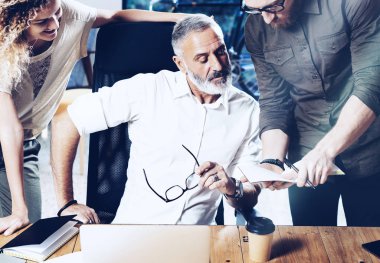 Sunuyu yeni fikir iş projesi kavramı. Müdürü ve yaratıcı modern ofis Manager'da fikirleri tartışmak yetişkin iş adamı. Yatay yakın çekim, arka plan bulanık.