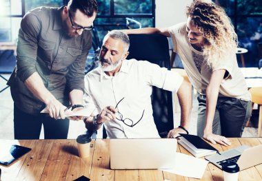 Sunuyu yeni fikir iş projesi kavramı. Müdürü ve yaratıcı modern ofis Manager'da fikirleri tartışmak yetişkin iş adamı. Yatay, bulanık arka plan.