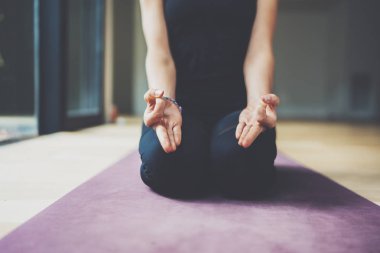Closeup görünümünü pratik yoga kapalı muhteşem bir genç kadın. Güzel kız pratik ardha matsyendrasana sınıf. Sakinlik ve sakin ol, mutluluk kavramı. Yatay, bulanık arka plan.
