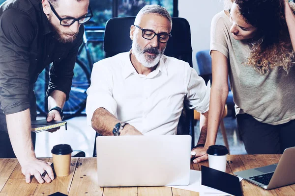 Jeune équipe d'homme d'affaires prospère faisant une grande discussion dans le studio de coworking moderne.Homme barbu parlant avec des collègues au sujet du nouveau projet de startup.Les gens d'affaires réfléchissent concept.Gros plan . — Photo