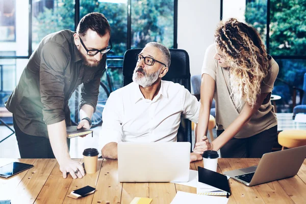 Sunuyu yeni iş projesi kavramı. Genç kadın Müdürü ve yaratıcı modern ofis Manager'da fikirleri tartışmak oldukça. Yatay, bulanık arka plan.