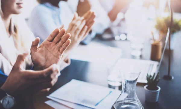 Närbild av Visa business seminarium lyssnare klappar händerna. Professionell utbildning, jobbmöte, presentation eller coaching koncept. Horisontell, suddig bakgrund. — Stockfoto