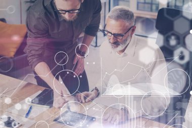 Dijital ekran, sanal bağlantı simgesi, diyagram, grafik arabirimleri kavramı. Genç takım arkadaşları modern coworking studio bir büyük iş çözüm bulundu. Sakallı adam istatistik rapor gösterme. İşaret fişeği.