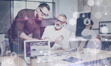 Dijital ekran, sanal bağlantı simgesi, diyagram, grafik arabirimleri kavramı. İki businessmans fikirleri birlikte modern ofiste tartışırken sakallı. Yatay, işaret fişeği.