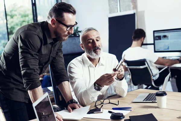 Grupo de dos compañeros de trabajo haciendo un gran freno de tiempo durante el proceso de trabajo en la oficina moderna.Hombre barbudo adulto utilizando tableta móvil con pareja jóven.Concepto de reunión de gente de negocios.Horizontal, borrosa . — Foto de Stock