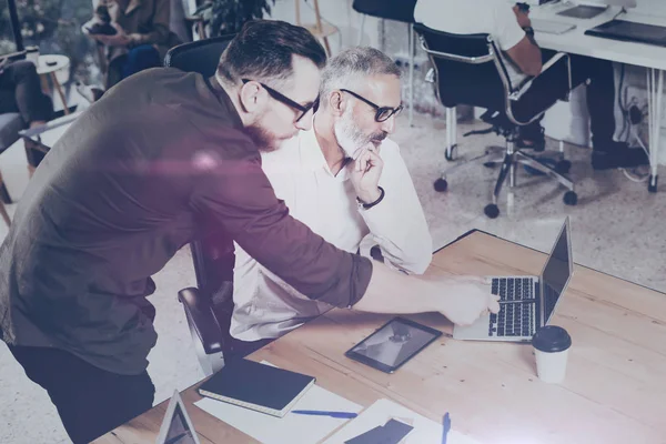 Concepto de presentación nuevo proyecto de negocio.Manos de hombre joven barbudo apuntando a la pantalla moderna laptop.Teamwork proceso en coworking office.Horizontal, bengala . — Foto de Stock