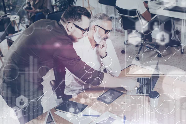 Concepto de pantalla digital, icono de conexión virtual, diagrama, interfaces gráficas.Presentación nuevo proyecto de negocio.Manos de hombre joven barbudo apuntando para mostrar la computadora portátil.Horizontal, llamarada . — Foto de Stock