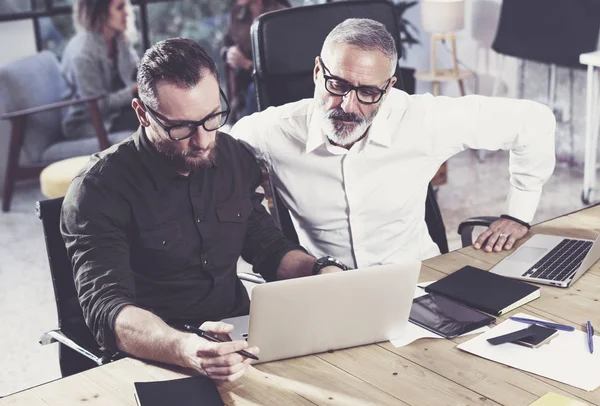 Hombre barbudo trabajando junto con su colega en el nuevo proyecto de startup. Gente de negocios trabajo en equipo concept.Horizontal, borrosa . — Foto de Stock