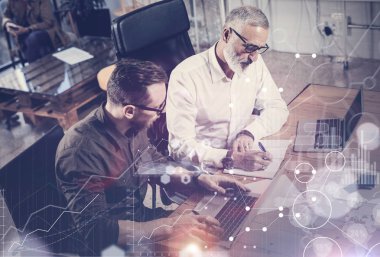 Dijital ekran, sanal bağlantı simgesi, diyagram, grafik arabirimleri kavramı. Takım arkadaşları büyük iş tartışma modern ofiste yapma. Yetişkin adam yeni fikirler not defterinde yazılı sakallı. Yatay.