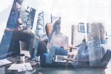 Genç arkadaşları birlikte modern Studio yeni başlangıç proje üzerinde kavramı. İş adamları büyük kararlar. Gökdelen ofis binası arka plan bulanık. İşaret fişeği, çift pozlama.