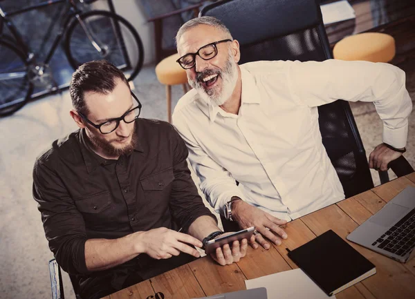 현대 사무실에서 작업 토론 하는 동안 좋은 시간 브레이크를 만드는 동료의 팀. 성인 모바일 태블릿을 보고 웃 고 남자 수염. 비즈니스 사람들 회의 개념입니다. 수평, 흐리게. — 스톡 사진