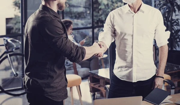 Pojem obchodní partnerství handshake. Detailní Foto dvou podnikatelů handshaking procesu. Úspěšné řešení po velké setkání v coworking studio. Horizontální, rozostřené pozadí. — Stock fotografie