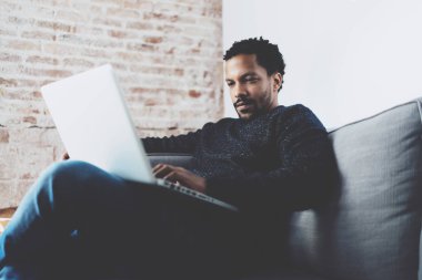 Dizüstü bilgisayarda çalışan Afrikalı adam