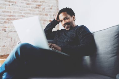 Dizüstü bilgisayarda çalışan Afrikalı adam