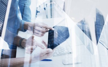 Perde modern elektronik tablet dokunmadan kız closeup görünümü. Kavram iş adamları araçları kullanma. Simge ve şeması üstünde belgili tanımlık göstermek. Çift pozlama, gökdelen ofis binası arka plan bulanık..