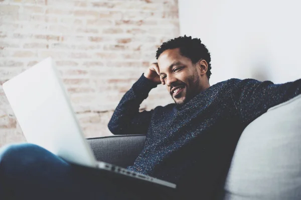 Hombre africano usando el ordenador portátil —  Fotos de Stock