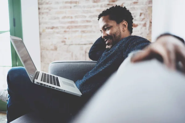 Homem africano usando laptop — Fotografia de Stock