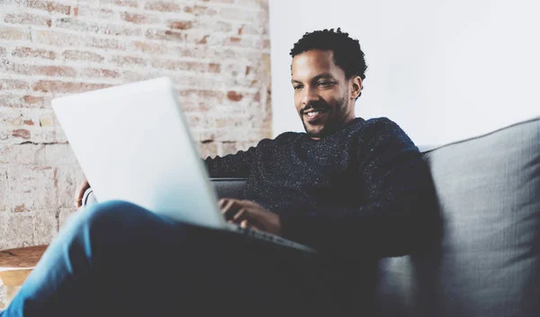 Africano homem trabalhando no laptop — Fotografia de Stock