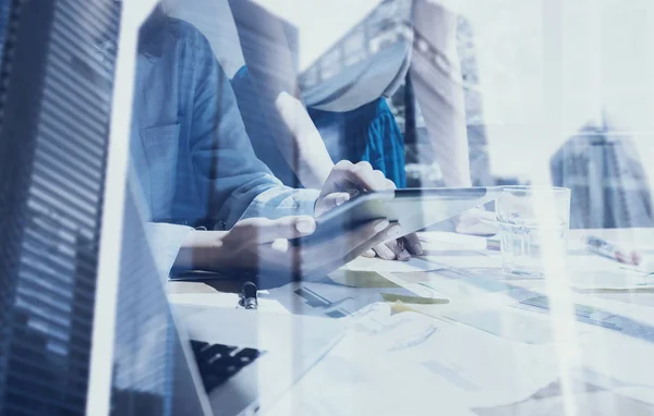 Concept van business team met behulp van mobiele apparaten. Close-up weergave vrouwelijke handen aanraken van de display digitale tablet. Dubbele blootstelling, moderne wolkenkrabber kantoorgebouw op wazig achtergrond. Horizontale. — Stockfoto