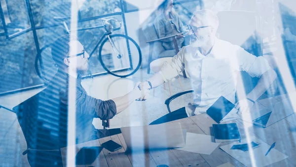 Doble exposición concept.Business sociedad apretón de manos. Foto dos hombres de negocios barbudos proceso de apretón de manos. Oferta exitosa después de una gran reunión en la oficina moderna. Horizontal, fondo borroso . — Foto de Stock