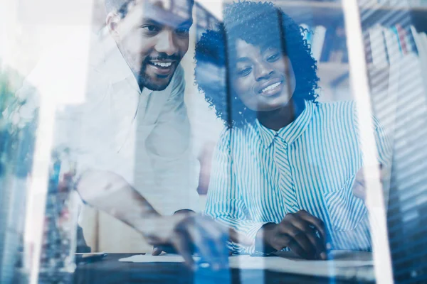 Jonge collega's samen te werken — Stockfoto