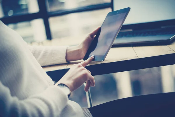 Close-up beeld van vrouwelijke hand aanraken knop op digitale tablet op de houten bureau. Concept jonge zakenlui met behulp van mobiele apparaten. Horizontale, onscherpe achtergrond. — Stockfoto