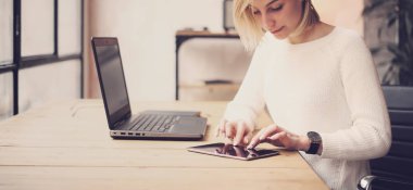 çalışan genç güzel kadın