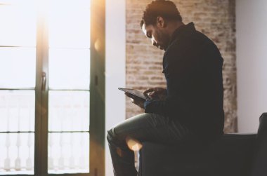 Laptop kullanan Afrikalı adam