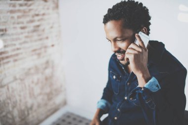 Akıllı Telefonla Konuşan Afrikalı Adam