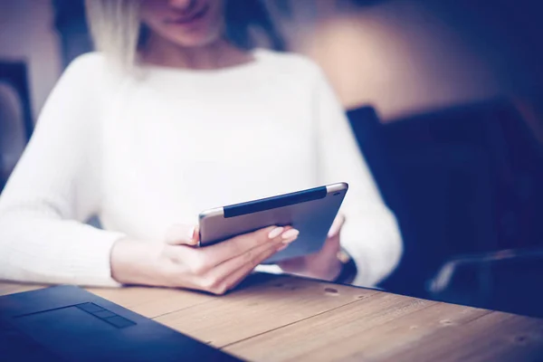 Jonge vrouw met tablet — Stockfoto