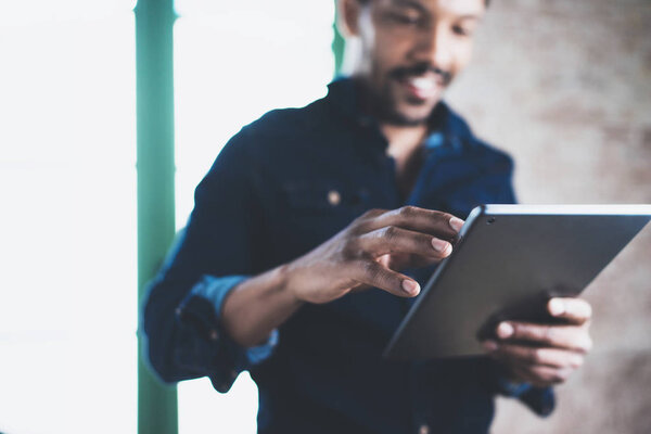 Африканский человек с помощью таблетки
