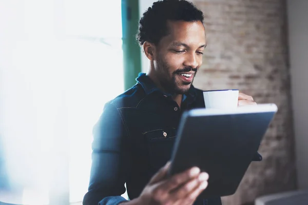 Homem Africano usando Tablet — Fotografia de Stock