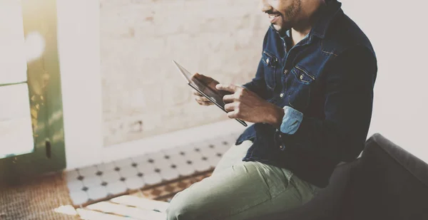 Afrikaner mit Tablet — Stockfoto