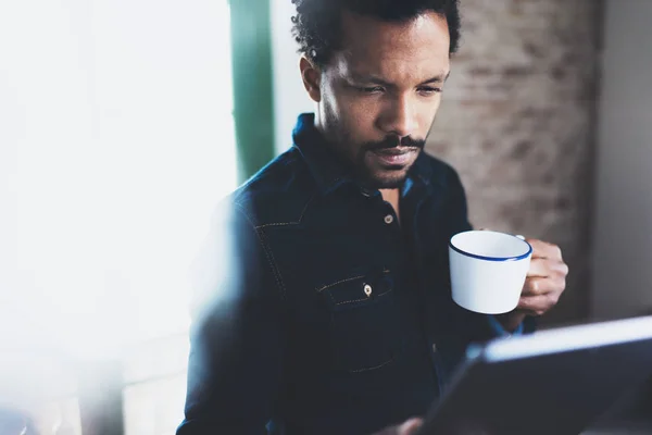 Afrikaner mit Tablet — Stockfoto